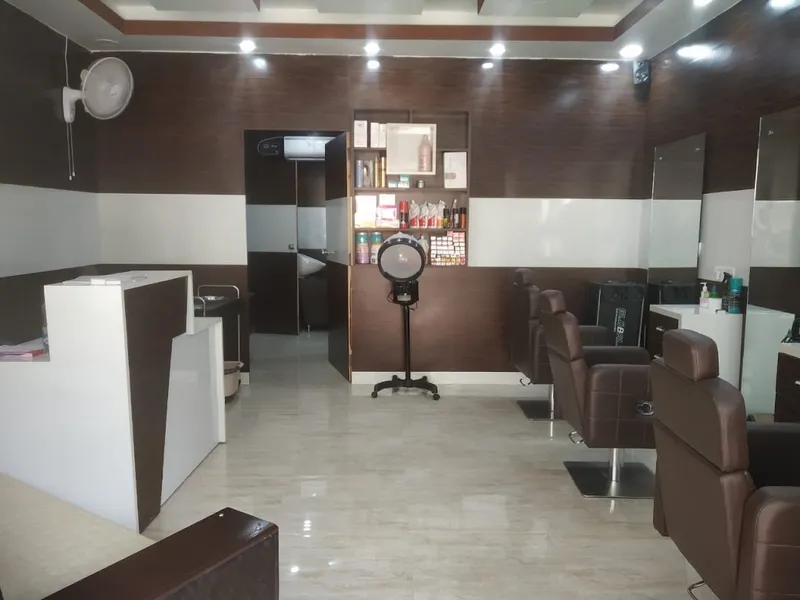 A styling chair and mirror at Expression Unisex Salon.